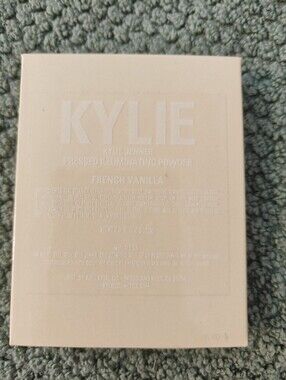 KYLIE Pressed Illuminating Powder - French Vanilla